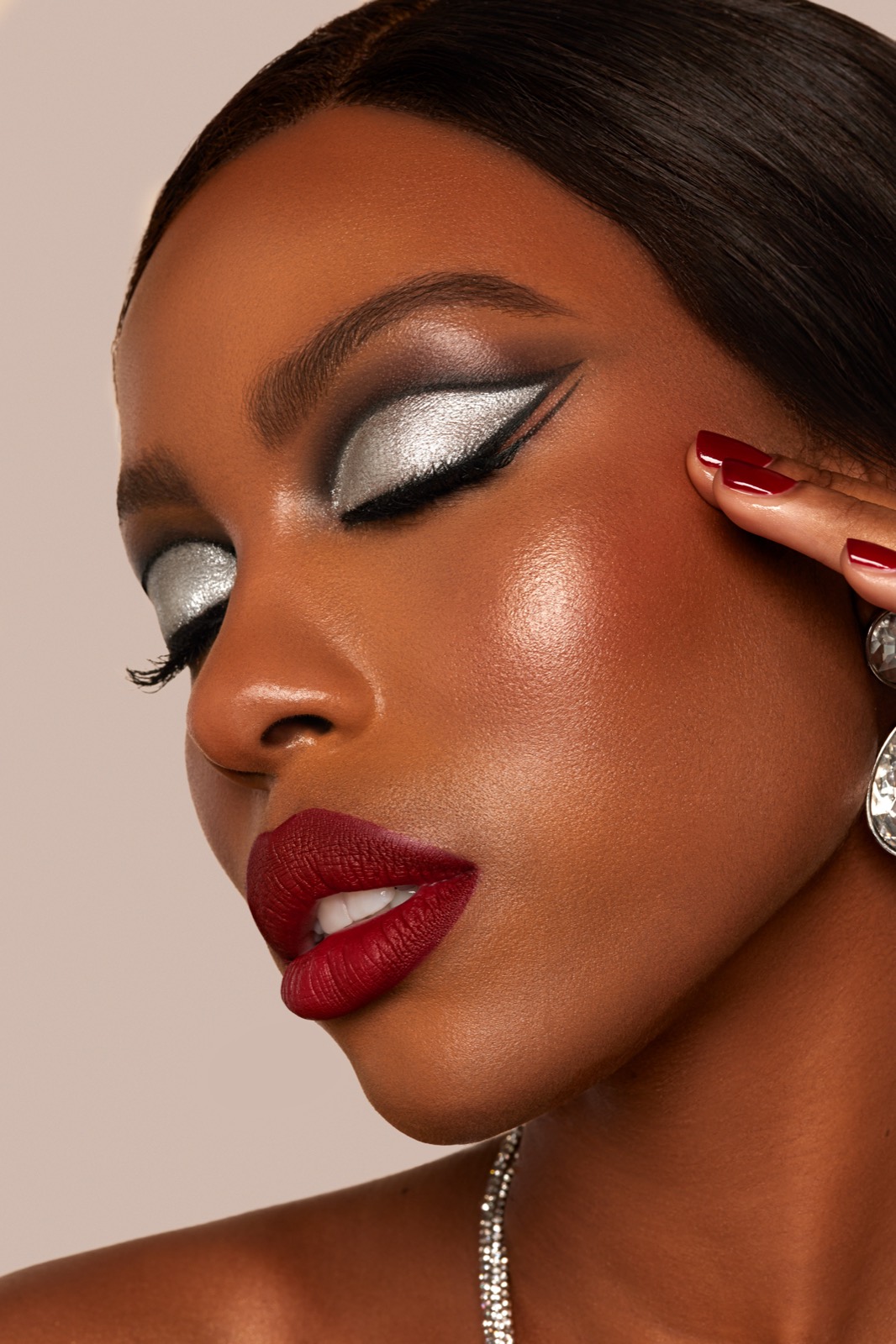 Silver graphic liner beauty look, makeup by Andrada Rusu
