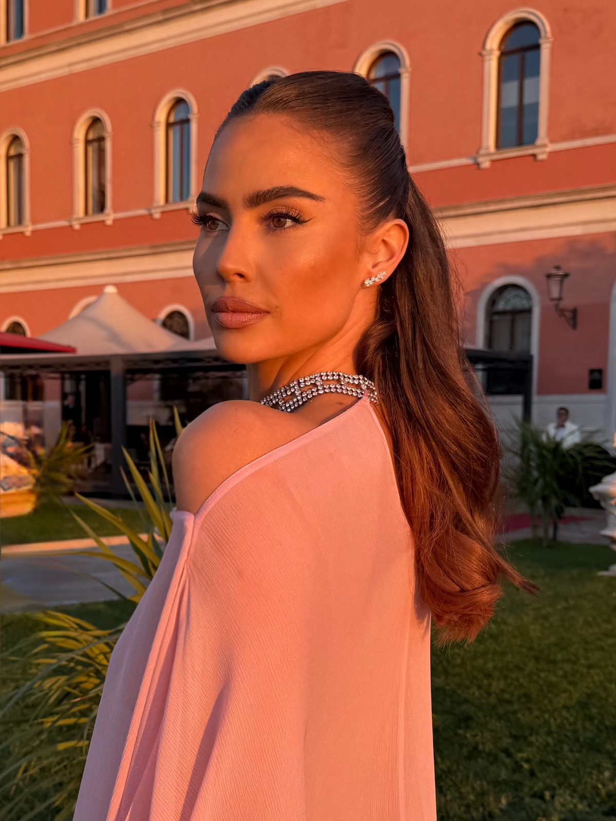 Peach one-shoulder look at the Hotel Excelsior on the Venice Lido, hair and makeup by Andrada Rusu