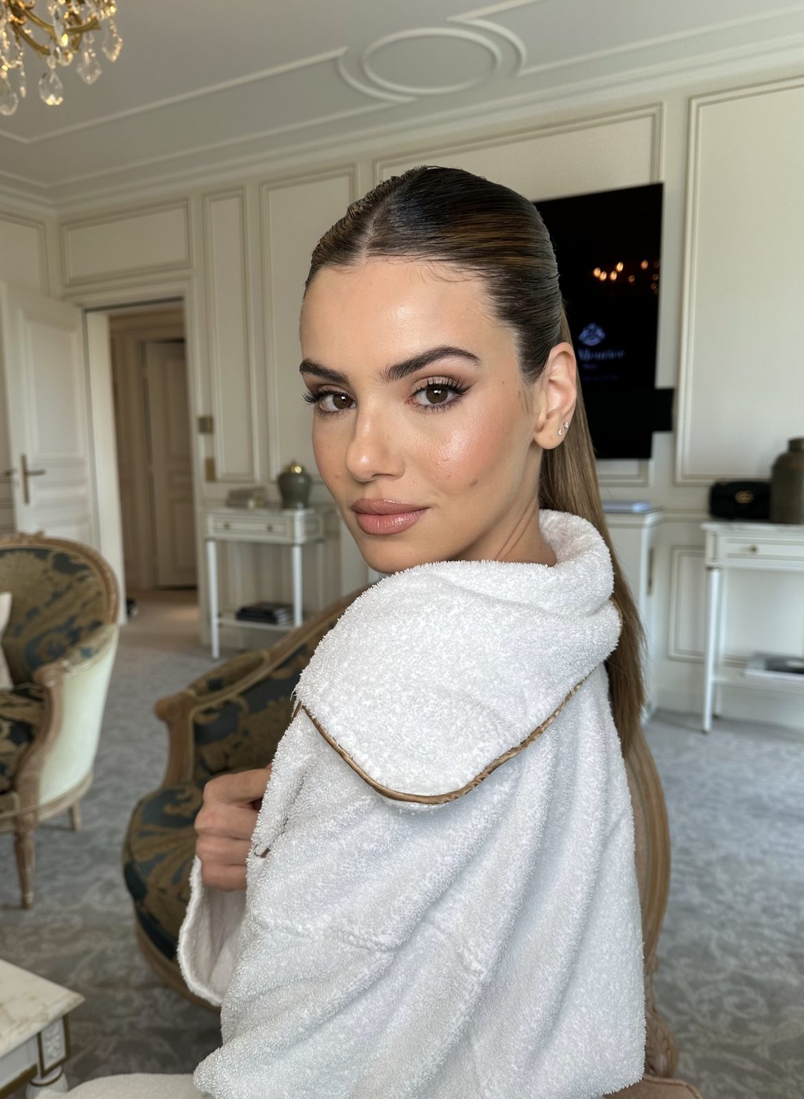 Soft waves and glam in a white robe, backstage, hair and makeup by Andrada Rusu