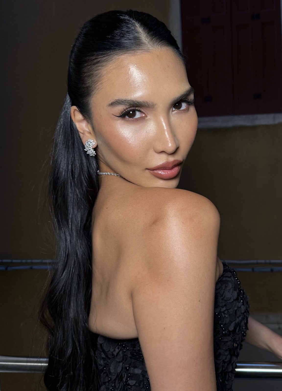 Slicked-back glam with a black gown, hair and makeup by Andrada Rusu